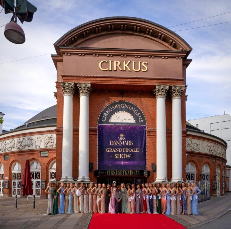 The participants for Miss Danmark 2024 lined up on the red carpet in front of the Circus Building